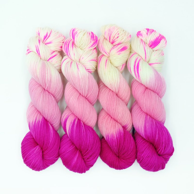Rosa Spinell - Handgefärbte Wolle - Farbularasa - Monatsfärbung