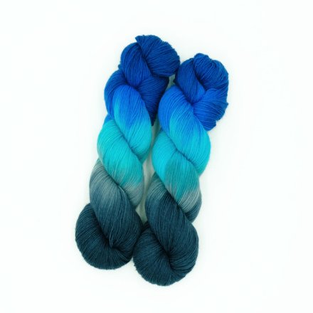 Lagunennebel - Handgefärbte Wolle - Farbularasa - Monatsfärbung