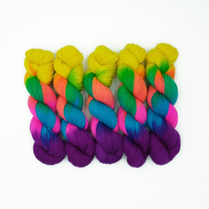Regenbogen - Handgefärbte Wolle - Farbularasa - Monatsfärbung