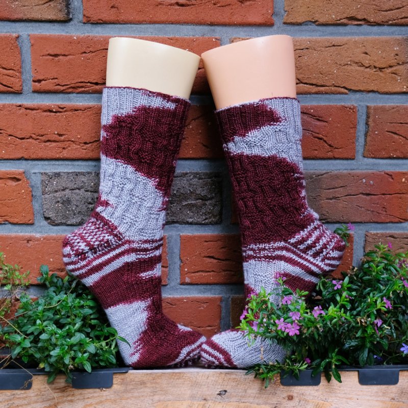 Grau - Mahagoni Socken - Handgefärbte Wolle - Farbularasa - Monatsfärbung