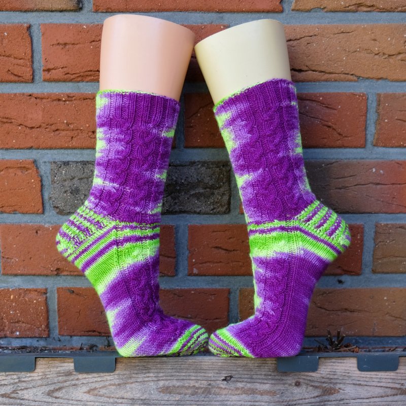 Lila- Neongrüne Socken - Handgefärbte Wolle - Farbularasa - Monatsfärbung