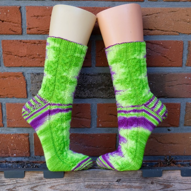 Lila- Neongrüne Socken - Handgefärbte Wolle - Farbularasa - Monatsfärbung