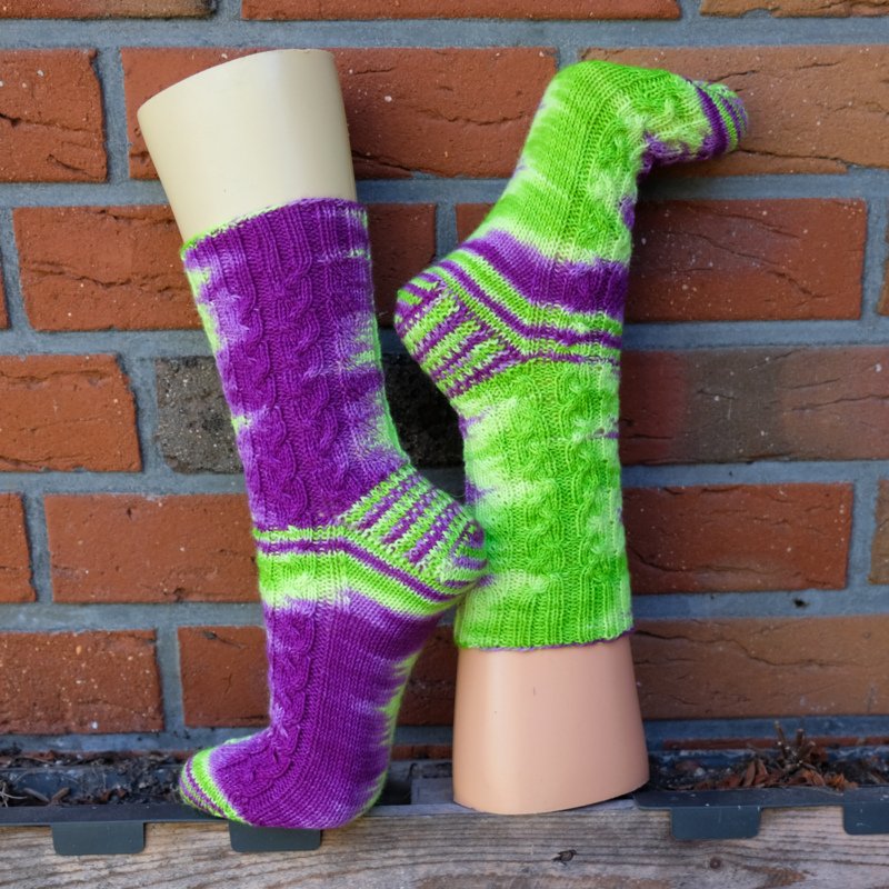 Lila- Neongrüne Socken - Handgefärbte Wolle - Farbularasa - Monatsfärbung
