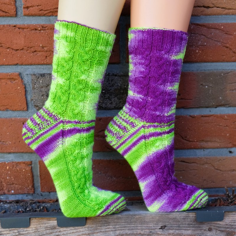 Lila- Neongrüne Socken - Handgefärbte Wolle - Farbularasa - Monatsfärbung