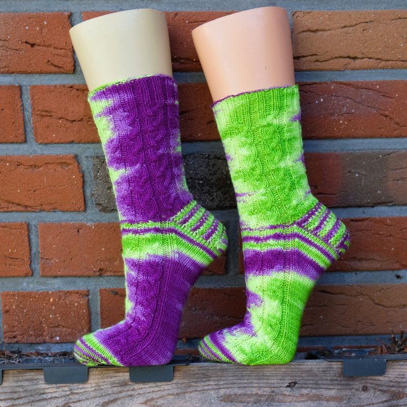 Lila- Neongrüne Socken - Handgefärbte Wolle - Farbularasa - Monatsfärbung
