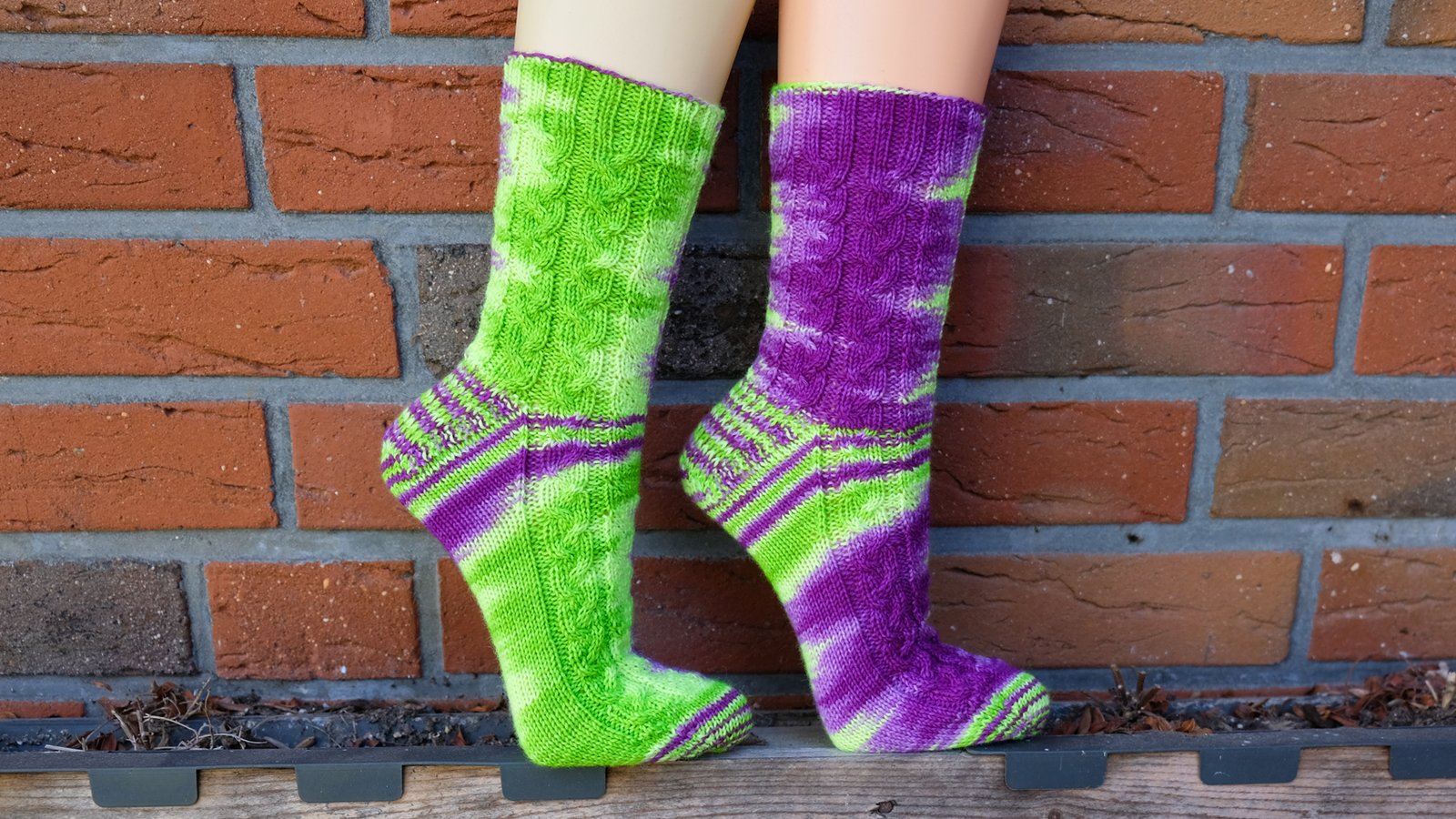 Lila- Neongrüne Socken - Handgefärbte Wolle - Farbularasa - Monatsfärbung