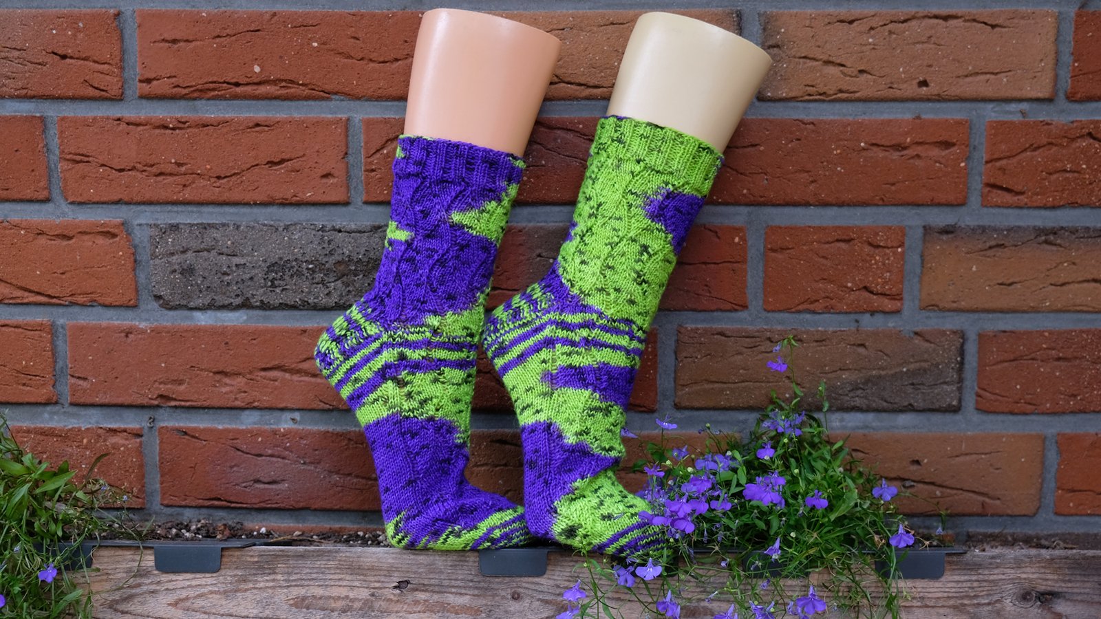 Grün Lila Socken - Handgefärbte Wolle - Farbularasa - Monatsfärbung