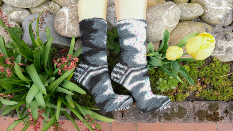 Schwarz-grau-weiße handgefärbte Socken