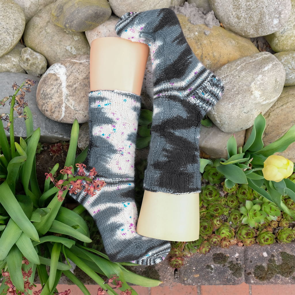 Schwarz-grau-weiße handgefärbte Socken