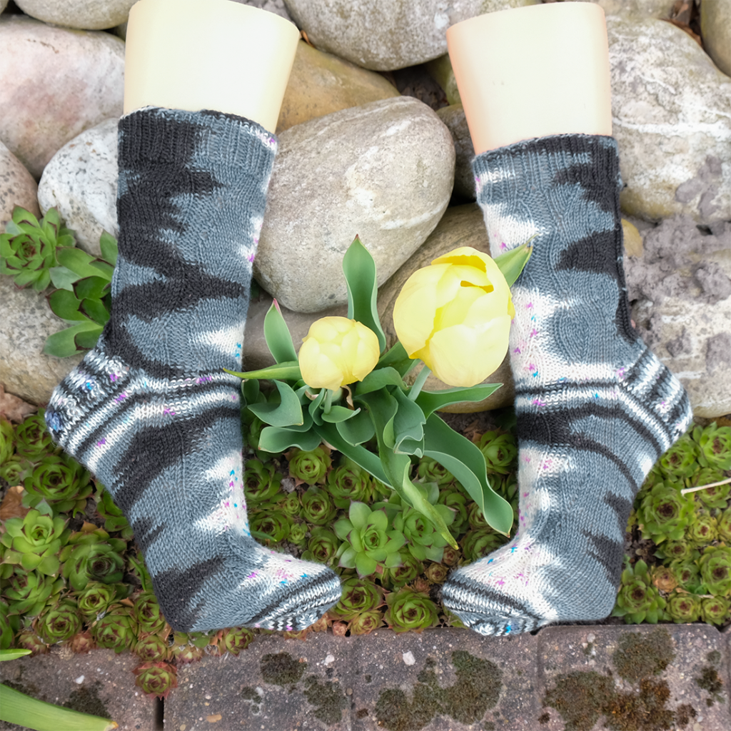 Schwarz-grau-weiße handgefärbte Socken