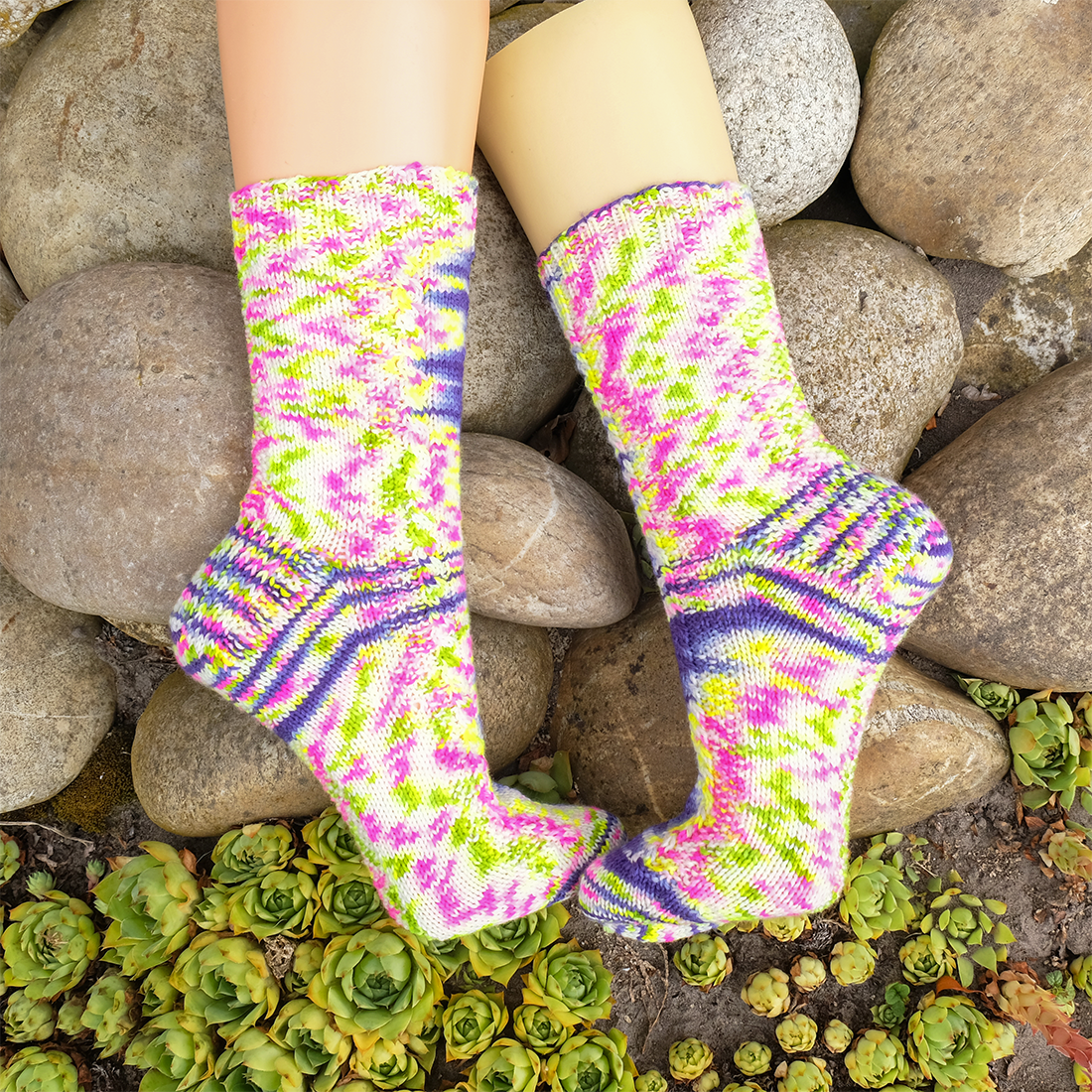 Lila-weiße Socken mit neon Farbkleksen