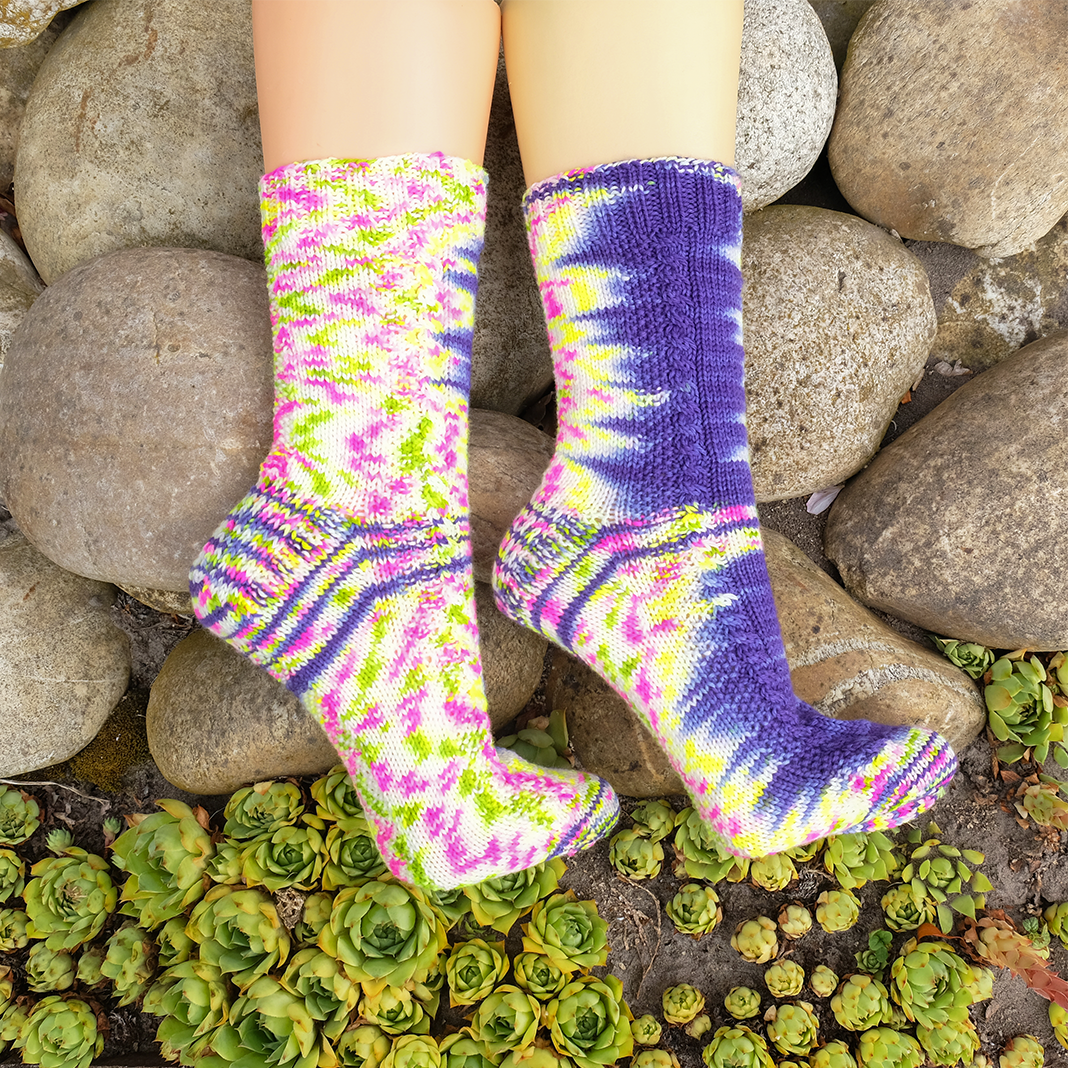 Lila-weiße Socken mit neon Farbkleksen