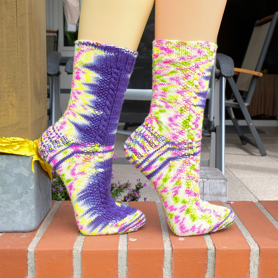 Lila-weiße Socken mit neon Farbkleksen