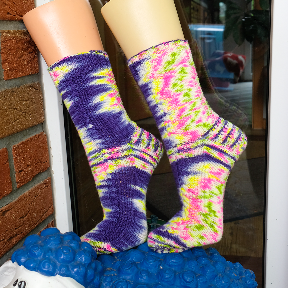 Lila-weiße Socken mit neon Farbkleksen
