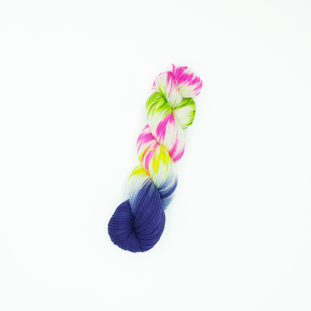 Lila-weißer Wollstrang mit neon Farbkleksen
