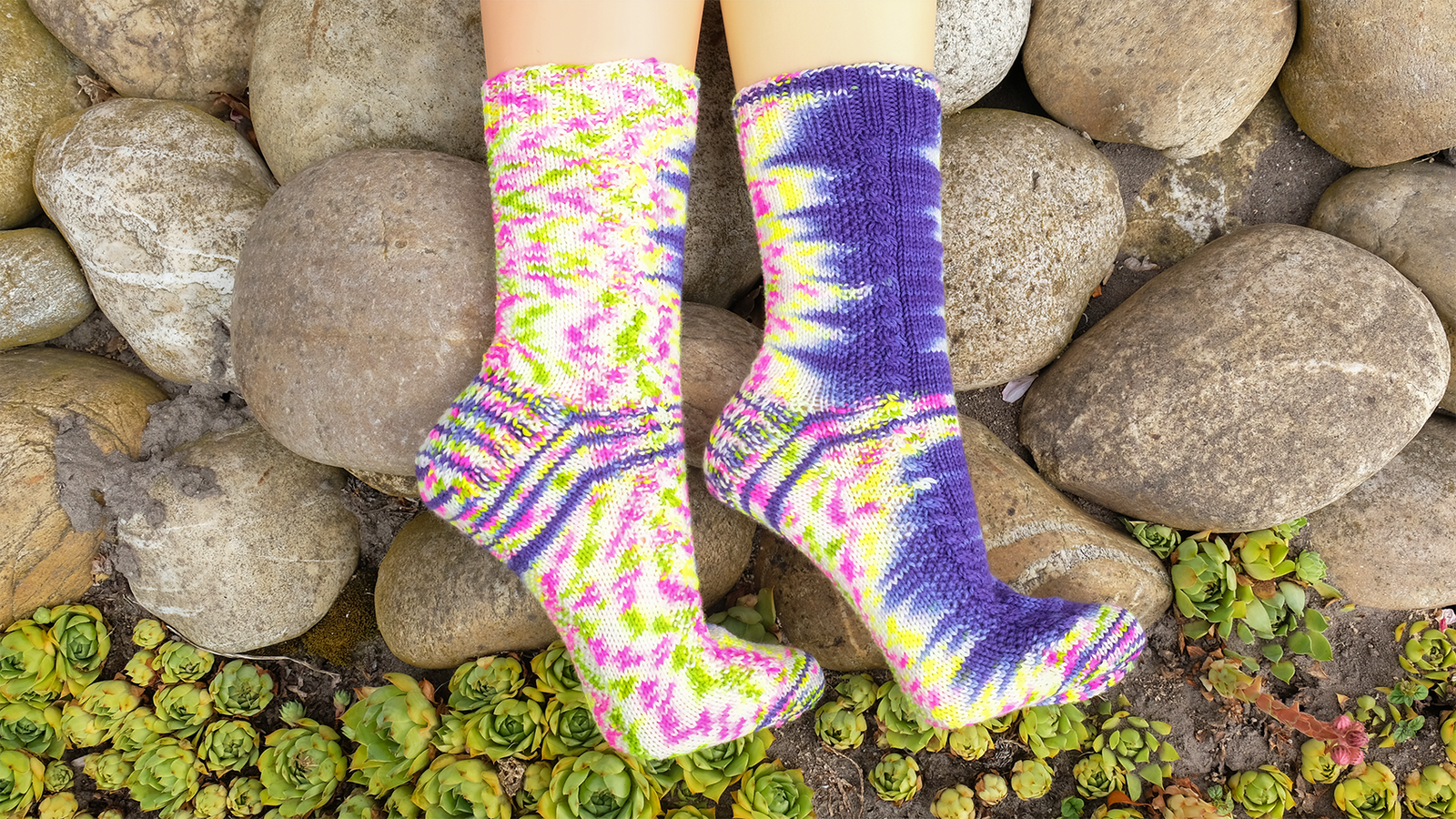 Lila-weiße Socken mit neon Farbkleksen