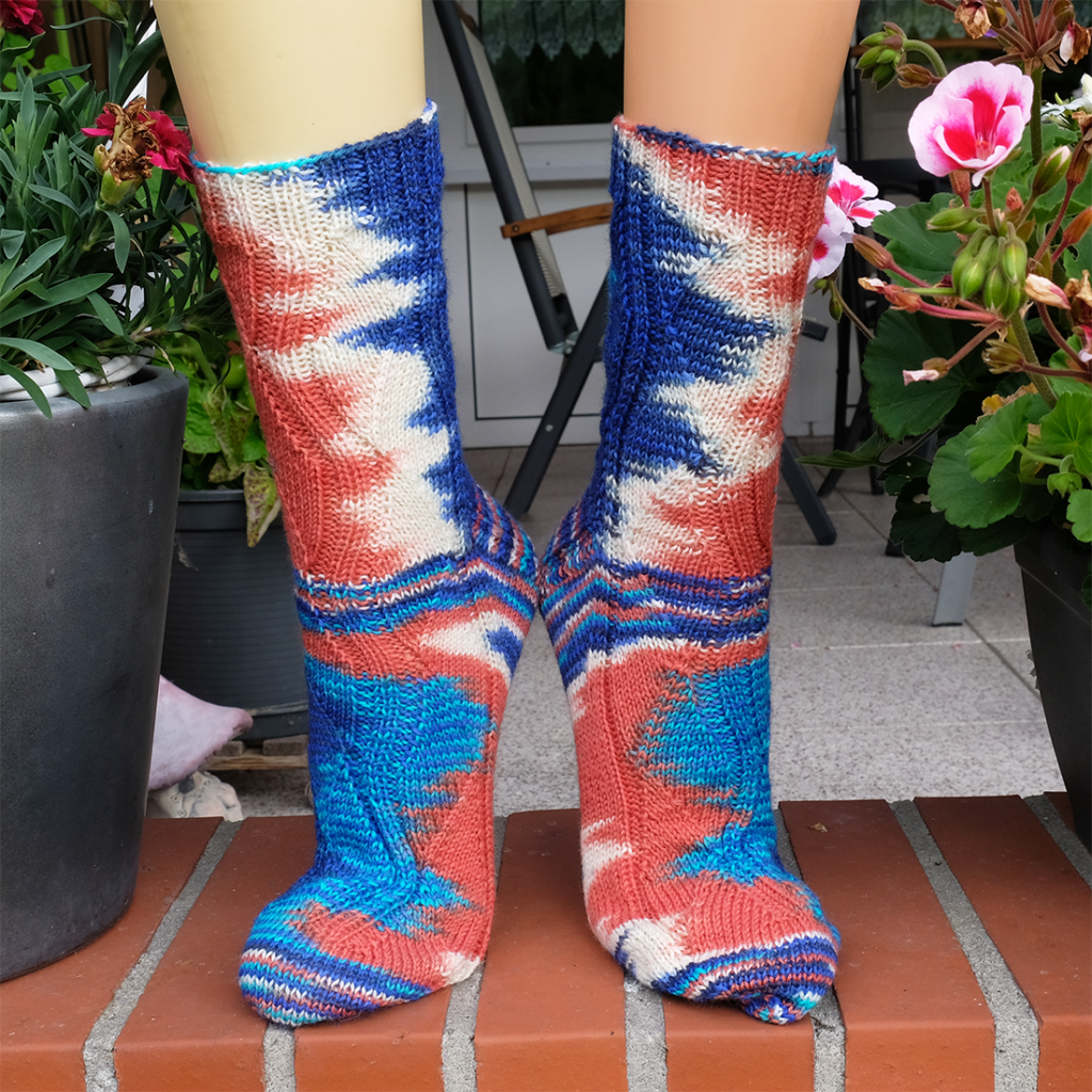 Blau-rot-weiße Socken