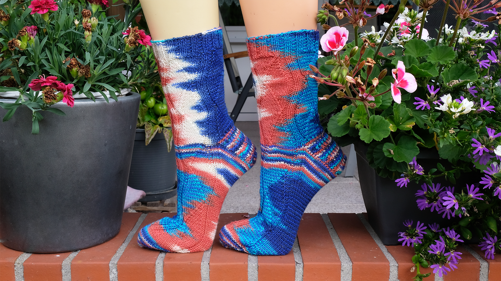 Blau-rot-weiße Socken